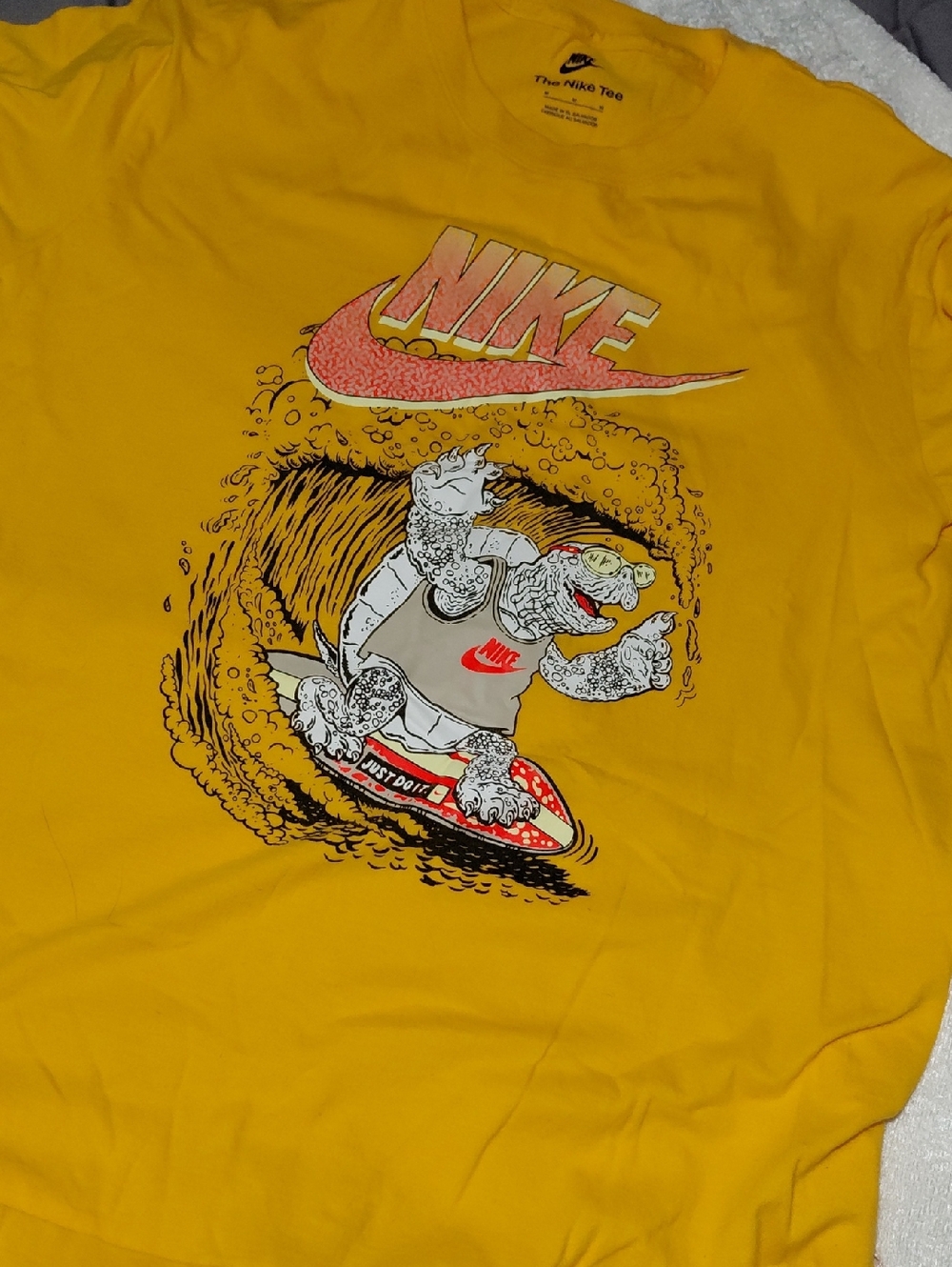 NWOT Nike Yellow Surfingv Hi U8 ù Iig Turtle Graphic Tee